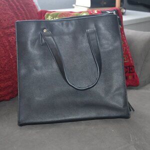 Pre - Owned Generic Black Tote Bag. Handbag style.